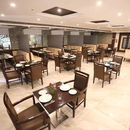 Hotel Krishna Palace, Ayodhya Zewnętrze zdjęcie