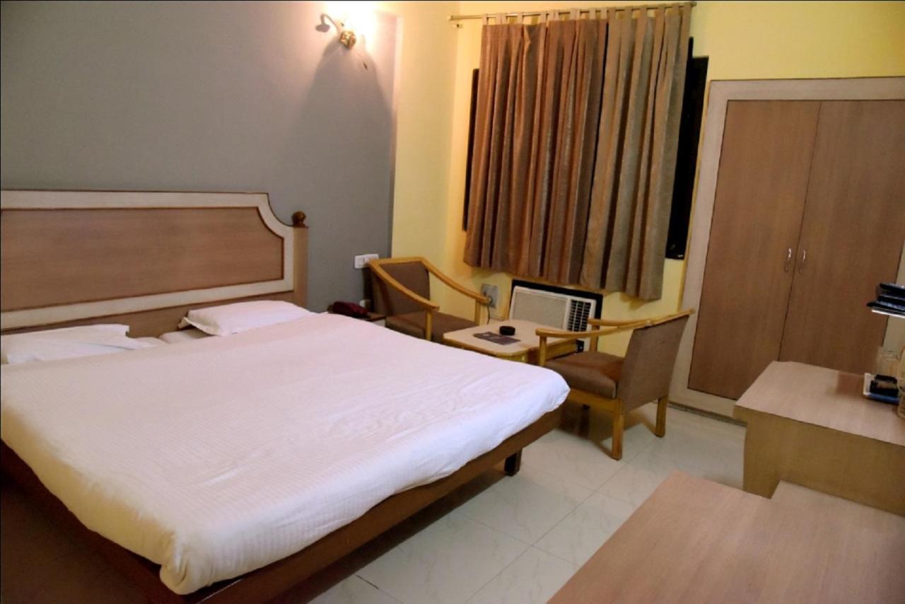 Hotel Krishna Palace, Ayodhya Zewnętrze zdjęcie