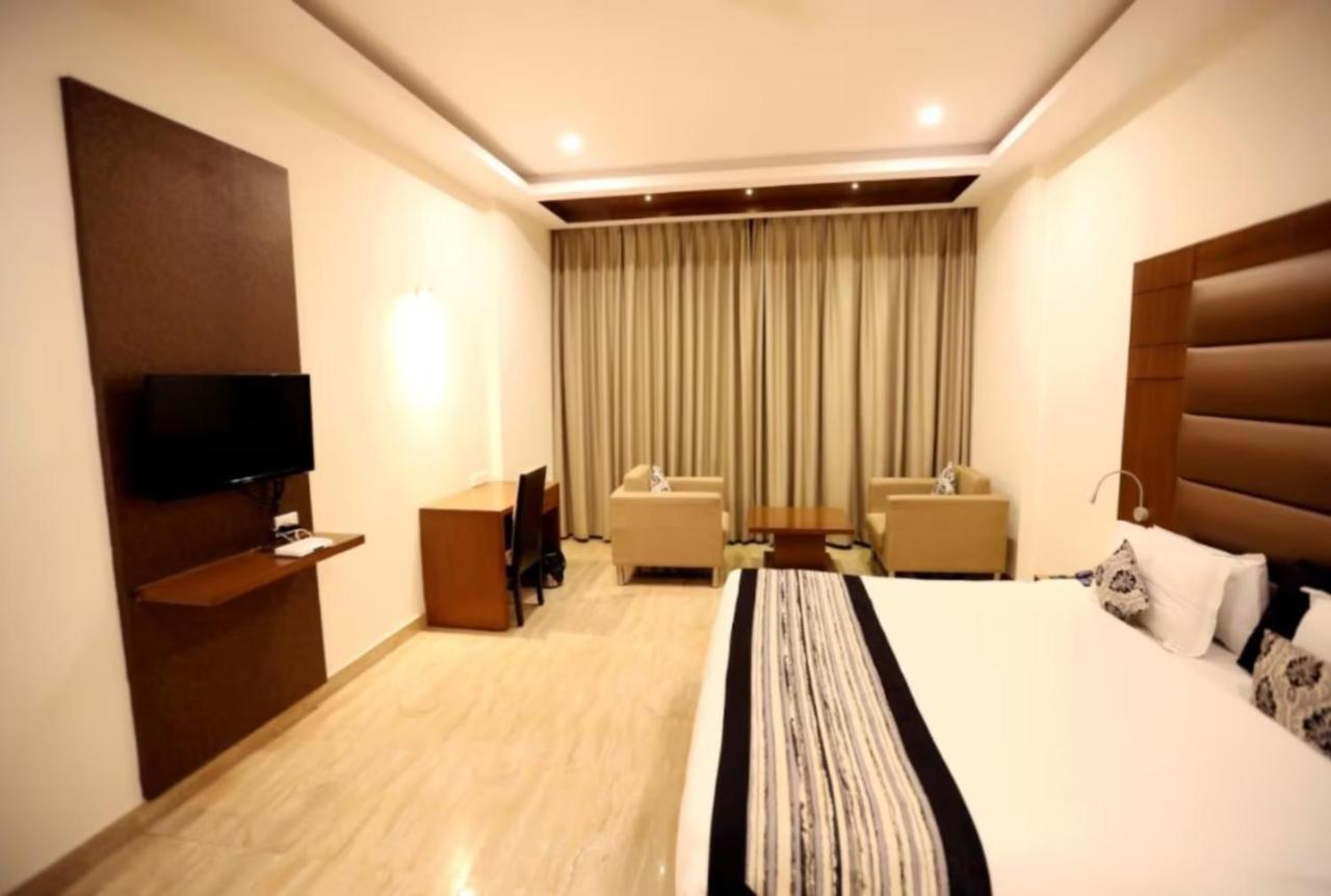 Hotel Krishna Palace, Ayodhya Zewnętrze zdjęcie