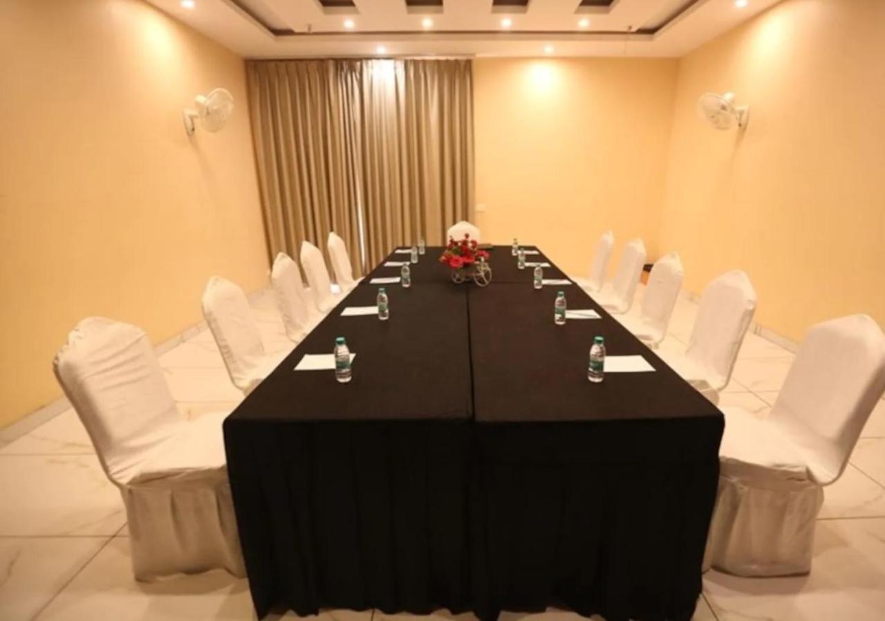 Hotel Krishna Palace, Ayodhya Zewnętrze zdjęcie